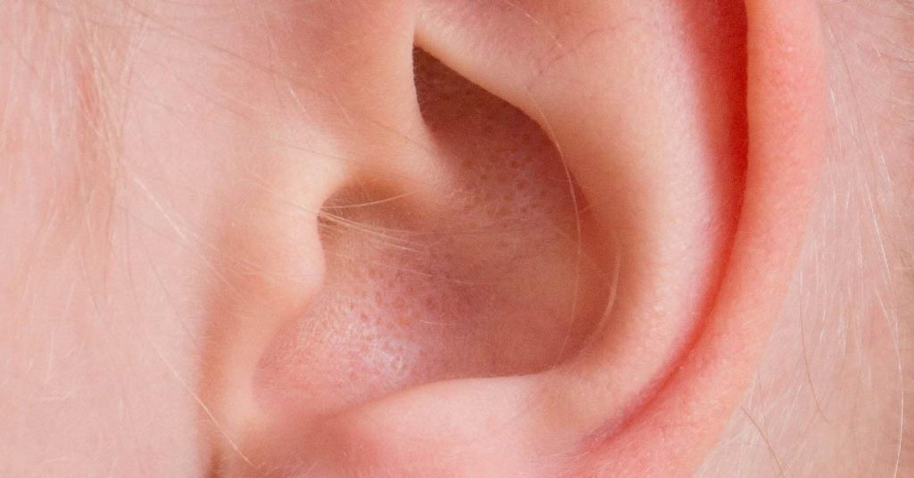 Afbeelding toont oor met vervelende geluiden die tinnitus veroorzaken, symptomen en behandelingsmogelijkheden