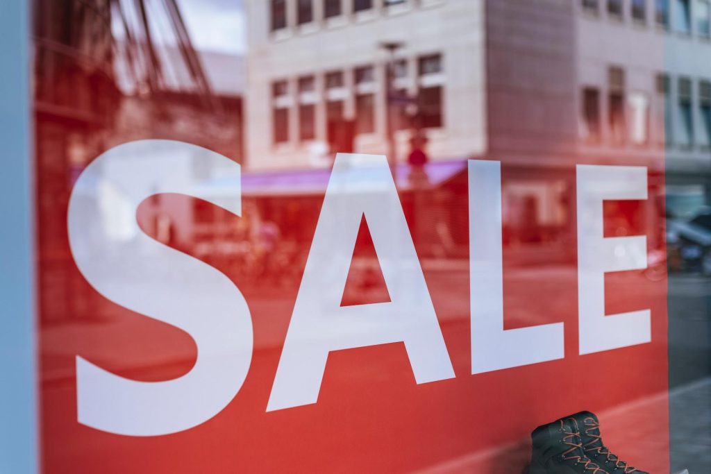 Kleding en schoenen shoppen in de sale: stijlvolle mode en comfortabele schoenen van topmerken tegen gereduceerde prijzen