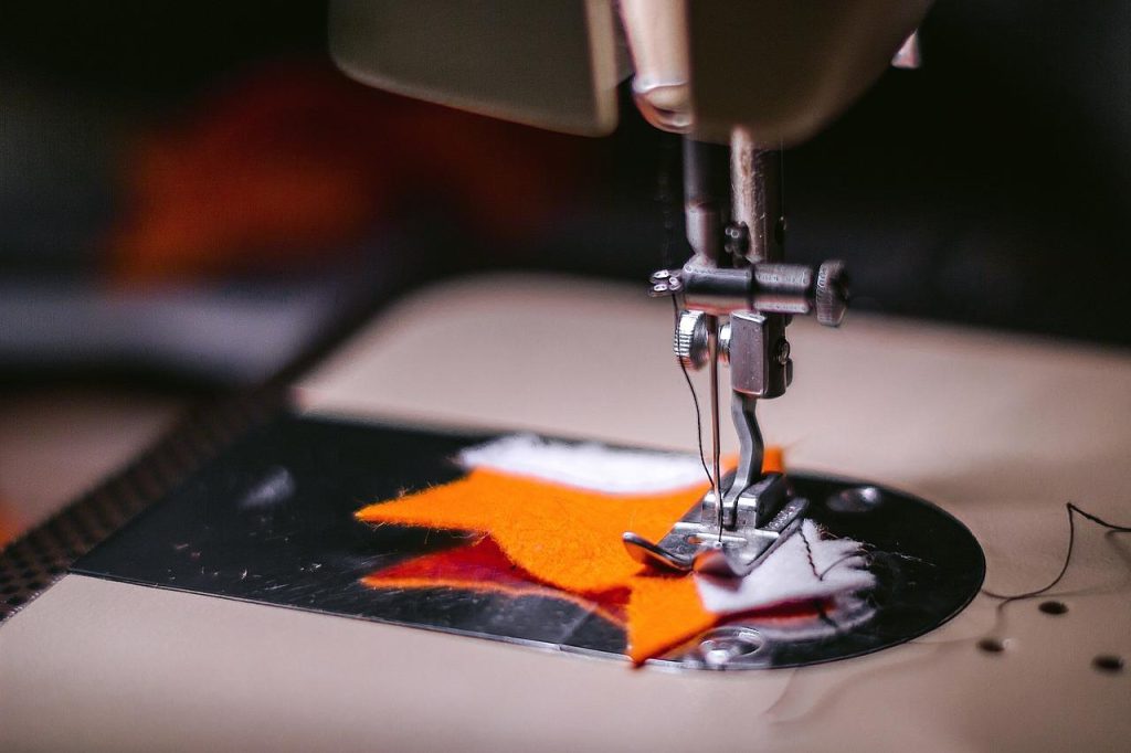 Vrije arm naaimachine met verwijderbare bed voor het naaien van mouwen en broekspijpen