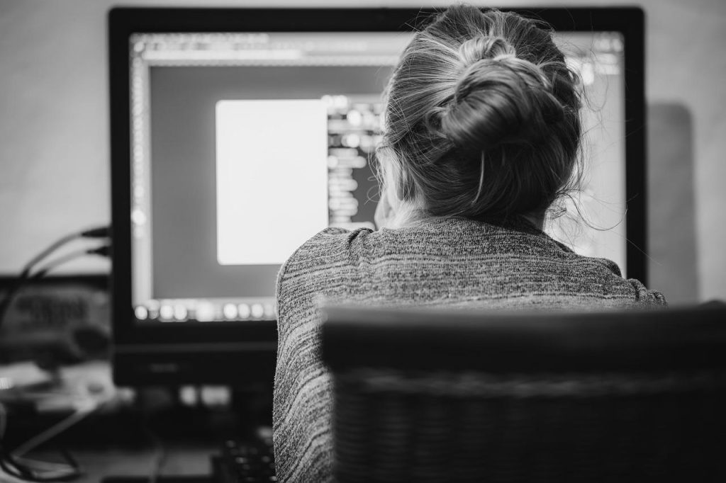 Grafisch ontwerper in Heerhugowaard werkt aan merkidentiteit en visuele communicatie voor lokale bedrijven