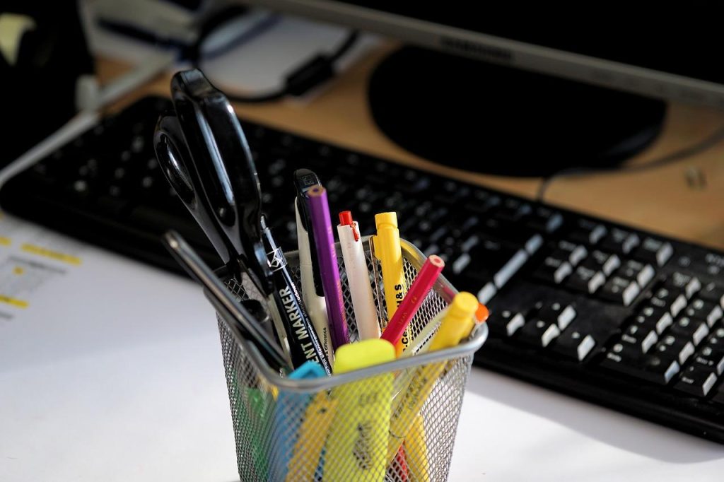 Kantoorartikelen in Hellevoetsluis inclusief pennen, papier, ergonomische meubels en moderne kantoorapparatuur